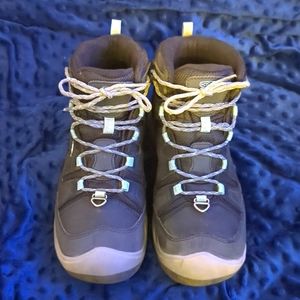 Hiking boots women